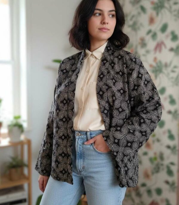 Kimono noir et blanc à motifs graphiques, taille 40. Léger, fluide et facile à superposer pour structurer une tenue.