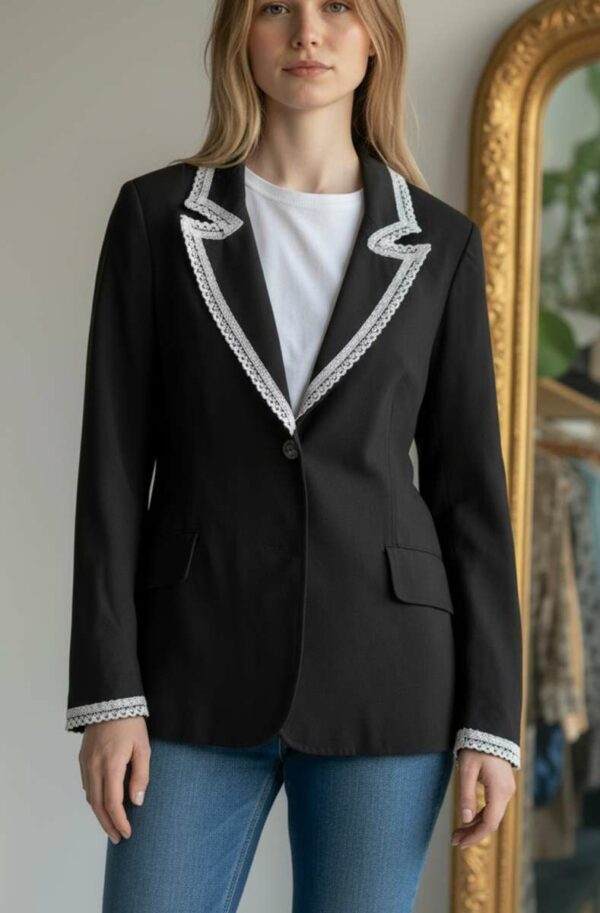Blazer noir upcyclé avec dentelle – Taille 40