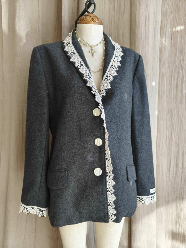 Blazer upcyclé laine dentelle & perles – Rose & Marie – Taille 42