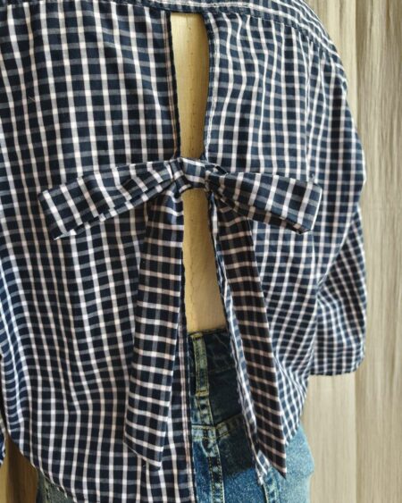 Chemise upcyclée carreaux bleu marine dos ouvert