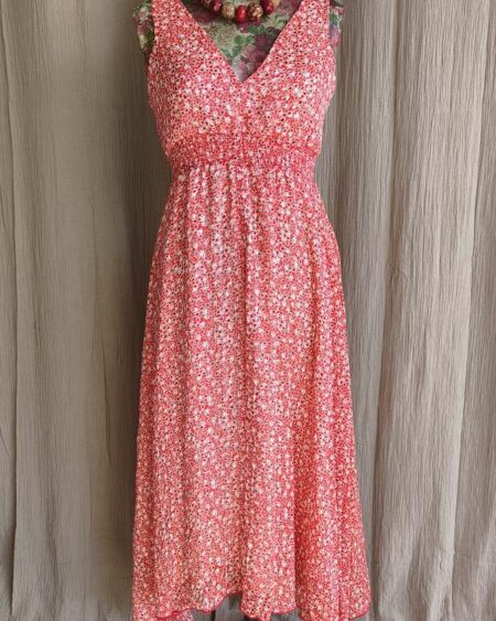 Robe légère à imprimé liberty rouge, parfaite pour le printemps et l’été ☀️ Coupe fluide et flatteuse avec taille élastiquée qui marque joliment la silhouette.