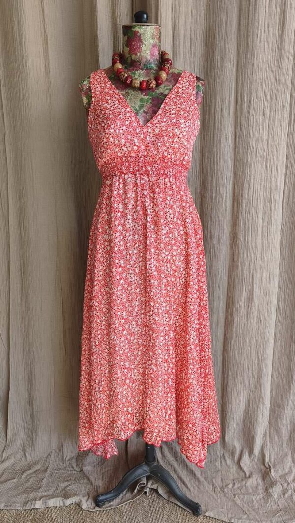 Robe légère à imprimé liberty rouge, parfaite pour le printemps et l’été ☀️ Coupe fluide et flatteuse avec taille élastiquée qui marque joliment la silhouette.