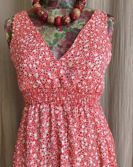 Robe légère à imprimé liberty rouge, parfaite pour le printemps et l’été ☀️ Coupe fluide et flatteuse avec taille élastiquée qui marque joliment la silhouette.