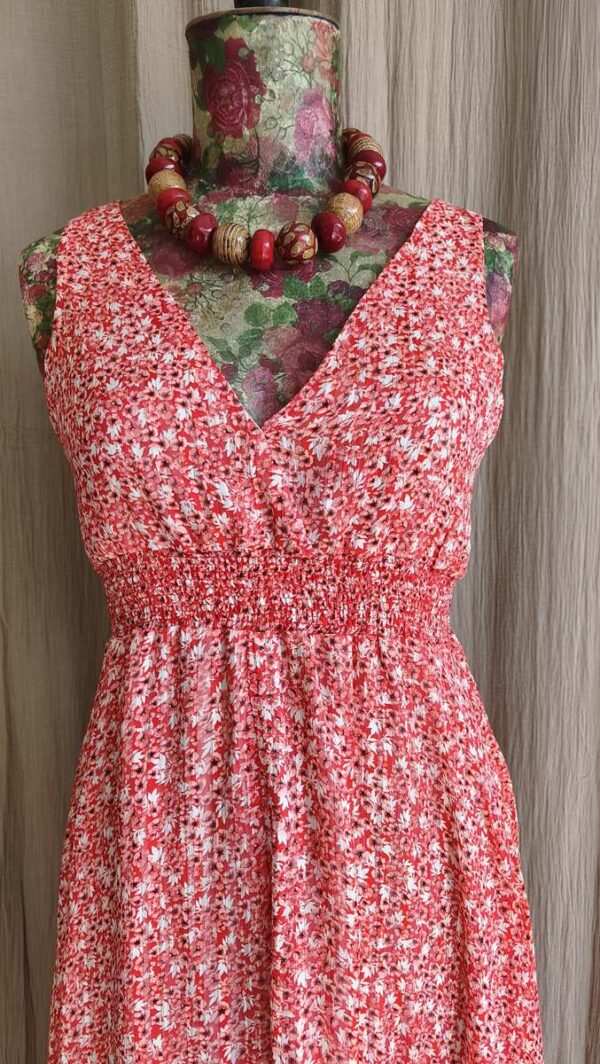 Robe légère à imprimé liberty rouge, parfaite pour le printemps et l’été ☀️ Coupe fluide et flatteuse avec taille élastiquée qui marque joliment la silhouette.