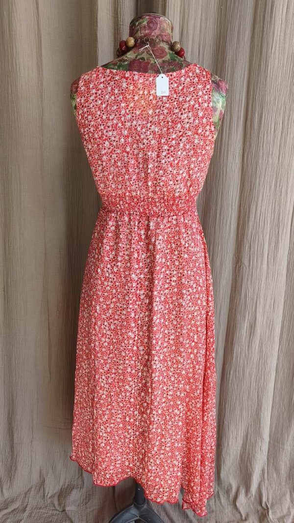 Robe légère à imprimé liberty rouge, parfaite pour le printemps et l’été ☀️ Coupe fluide et flatteuse avec taille élastiquée qui marque joliment la silhouette.