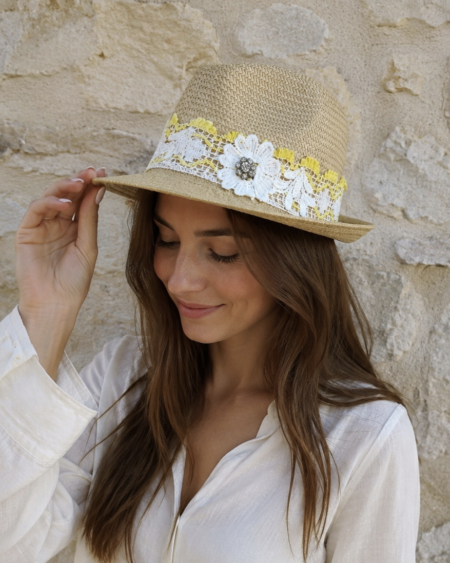 Chapeau upcyclé Rose & Marie dentelle bordeaux – pièce unique