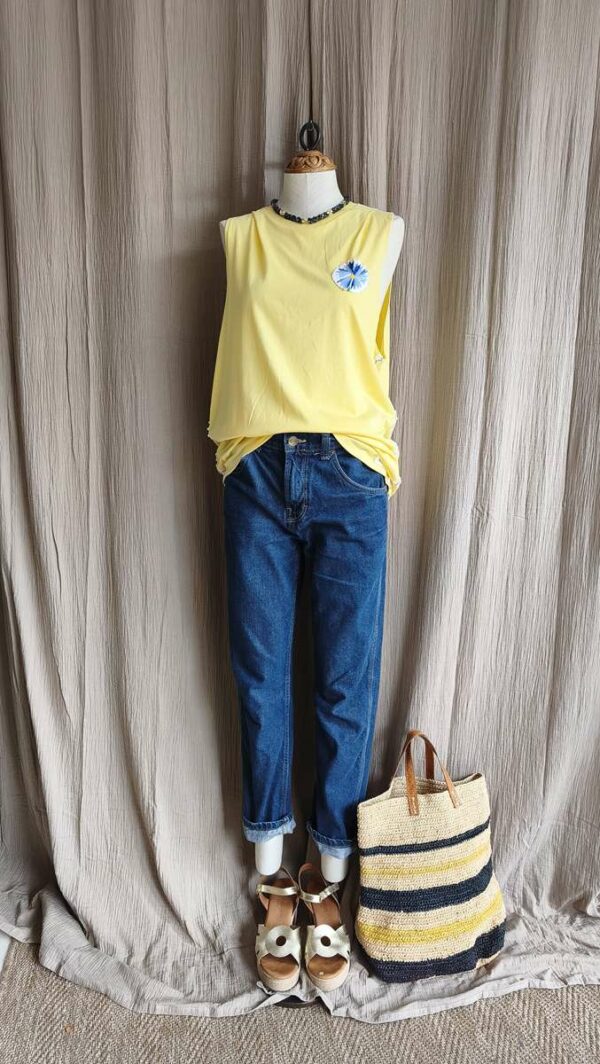 Tee-shirt long upcyclé en coton organique, entièrement retravaillé pour un look décontracté et moderne. À porter loose sur un jean ou en sortie de plage sur un maillot. Détail signature : fleur appliquée et finition côté travaillée pour une pièce unique. • Taille : 42 (peut se porter oversize) • Marque : Rose & Marie (upcycling) • Matière : coton organique • État : excellent • Coupe : ample, sans manches, longueur longue • Détails : application fleur + finition latérale retravaillée • Fabrication : pièce unique réalisée à l’atelier