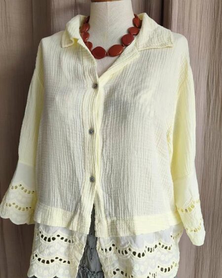 Chemisier en gaze de coton coloris jaune citron très doux et lumineux. Modèle fluide avec détails broderie et finitions festonnées sur le bas et les manches pour un esprit bohème chic 🌿 Une pièce légère et confortable, parfaite pour les beaux jours avec un jean, un short ou une jupe d’été.
