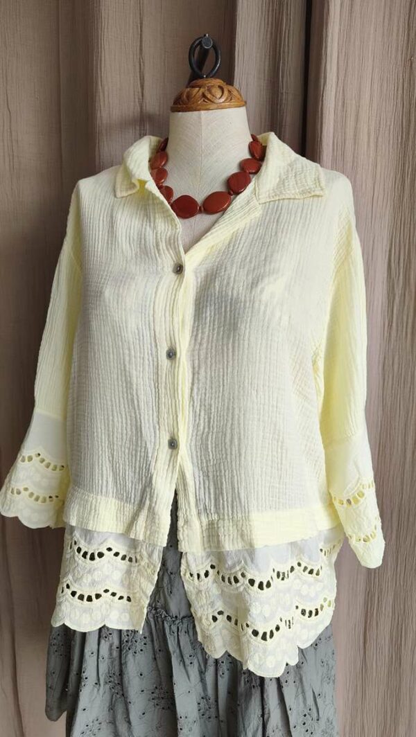 Chemisier en gaze de coton coloris jaune citron très doux et lumineux. Modèle fluide avec détails broderie et finitions festonnées sur le bas et les manches pour un esprit bohème chic 🌿 Une pièce légère et confortable, parfaite pour les beaux jours avec un jean, un short ou une jupe d’été.