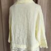 Chemisier en gaze de coton coloris jaune citron très doux et lumineux. Modèle fluide avec détails broderie et finitions festonnées sur le bas et les manches pour un esprit bohème chic 🌿 Une pièce légère et confortable, parfaite pour les beaux jours avec un jean, un short ou une jupe d’été.