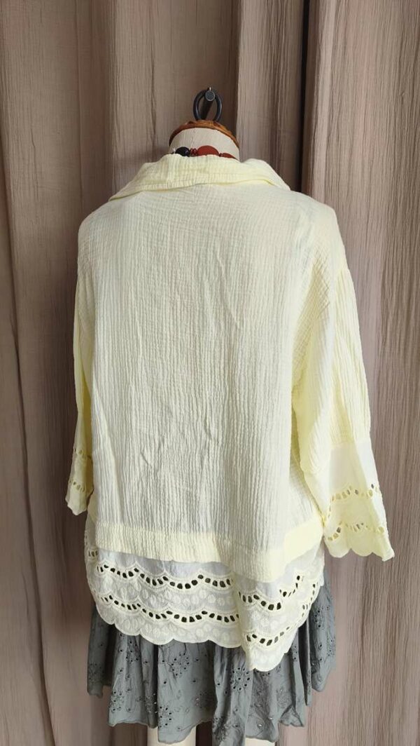 Chemisier en gaze de coton coloris jaune citron très doux et lumineux. Modèle fluide avec détails broderie et finitions festonnées sur le bas et les manches pour un esprit bohème chic 🌿 Une pièce légère et confortable, parfaite pour les beaux jours avec un jean, un short ou une jupe d’été.
