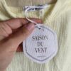 Chemisier en gaze de coton coloris jaune citron très doux et lumineux. Modèle fluide avec détails broderie et finitions festonnées sur le bas et les manches pour un esprit bohème chic 🌿 Une pièce légère et confortable, parfaite pour les beaux jours avec un jean, un short ou une jupe d’été.