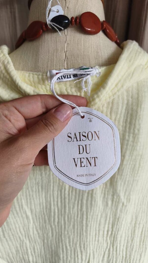 Chemisier en gaze de coton coloris jaune citron très doux et lumineux. Modèle fluide avec détails broderie et finitions festonnées sur le bas et les manches pour un esprit bohème chic 🌿 Une pièce légère et confortable, parfaite pour les beaux jours avec un jean, un short ou une jupe d’été.