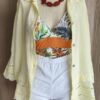 Chemisier en gaze de coton coloris jaune citron très doux et lumineux. Modèle fluide avec détails broderie et finitions festonnées sur le bas et les manches pour un esprit bohème chic 🌿 Une pièce légère et confortable, parfaite pour les beaux jours avec un jean, un short ou une jupe d’été.