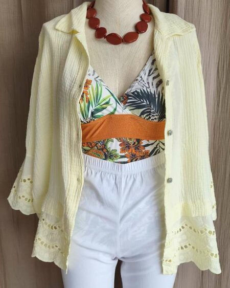 Chemisier en gaze de coton coloris jaune citron très doux et lumineux. Modèle fluide avec détails broderie et finitions festonnées sur le bas et les manches pour un esprit bohème chic 🌿 Une pièce légère et confortable, parfaite pour les beaux jours avec un jean, un short ou une jupe d’été.