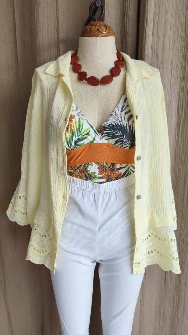 Chemisier en gaze de coton coloris jaune citron très doux et lumineux. Modèle fluide avec détails broderie et finitions festonnées sur le bas et les manches pour un esprit bohème chic 🌿 Une pièce légère et confortable, parfaite pour les beaux jours avec un jean, un short ou une jupe d’été.
