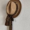 Chapeau upcyclé Rose & Marie léopard – pièce unique