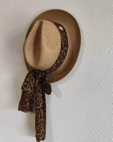 Chapeau upcyclé Rose & Marie léopard – pièce unique