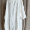 Kaftan Upcyclé « Rivage Blanc » – Taille Unique Confectionné à partir d'un drap ancien soigneusement sélectionné, ce kaftan de la collection Les Héritières incarne toute la douceur des étés méditerranéens. Sa coupe ample et aérienne accompagne naturellement les mouvements tout en offrant un confort exceptionnel. Son encolure en V met délicatement le port de tête en valeur tandis que ses poches discrètes renforcent son esprit pratique et décontracté. Le bas du vêtement est sublimé par une magnifique broderie anglaise ancienne qui apporte relief, finesse et élégance à cette pièce intemporelle. Porté avec un pantalon blanc en coton ou en lin, il compose une silhouette lumineuse inspirée de la French Riviera, entre simplicité raffinée et charme bohème. Chaque modèle est réalisé en exemplaire unique dans notre atelier à partir de textiles anciens revalorisés.