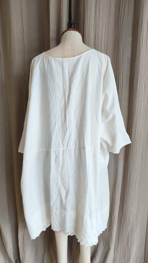 Kaftan Upcyclé « Rivage Blanc » – Taille Unique Confectionné à partir d'un drap ancien soigneusement sélectionné, ce kaftan de la collection Les Héritières incarne toute la douceur des étés méditerranéens. Sa coupe ample et aérienne accompagne naturellement les mouvements tout en offrant un confort exceptionnel. Son encolure en V met délicatement le port de tête en valeur tandis que ses poches discrètes renforcent son esprit pratique et décontracté. Le bas du vêtement est sublimé par une magnifique broderie anglaise ancienne qui apporte relief, finesse et élégance à cette pièce intemporelle. Porté avec un pantalon blanc en coton ou en lin, il compose une silhouette lumineuse inspirée de la French Riviera, entre simplicité raffinée et charme bohème. Chaque modèle est réalisé en exemplaire unique dans notre atelier à partir de textiles anciens revalorisés.
