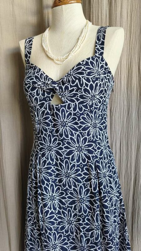 Robe dos ouvert bleu marine et blanc à motif floral – Taille 36
