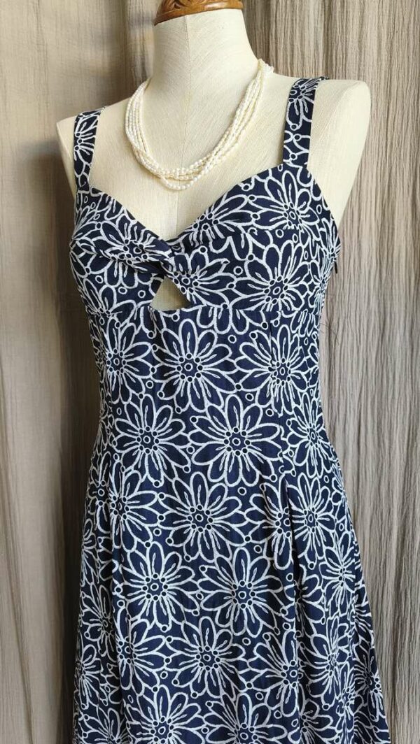Robe dos ouvert bleu marine et blanc à motif floral – Taille 36