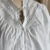 Blouse courte antique en coton blanc upcyclée Rose & Marie – Taille M/L
