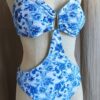Taille : 38/40 Couleur : Blanc et bleu Imprimé floral Bretelles réglables Fermoir au dos Découpe fantaisie à la taille Neuf, sans étiquette Prix : 7 € Un maillot raffiné qui apporte une touche chic et intemporelle à vos tenues d'été.