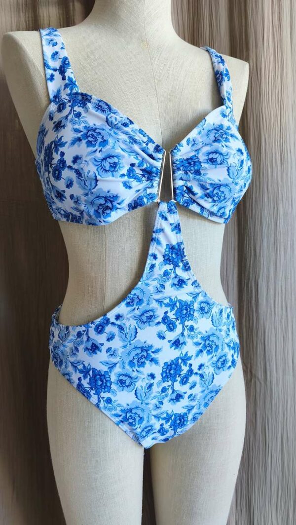 Taille : 38/40 Couleur : Blanc et bleu Imprimé floral Bretelles réglables Fermoir au dos Découpe fantaisie à la taille Neuf, sans étiquette Prix : 7 € Un maillot raffiné qui apporte une touche chic et intemporelle à vos tenues d'été.