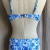Taille : 38/40 Couleur : Blanc et bleu Imprimé floral Bretelles réglables Fermoir au dos Découpe fantaisie à la taille Neuf, sans étiquette Prix : 7 € Un maillot raffiné qui apporte une touche chic et intemporelle à vos tenues d'été.