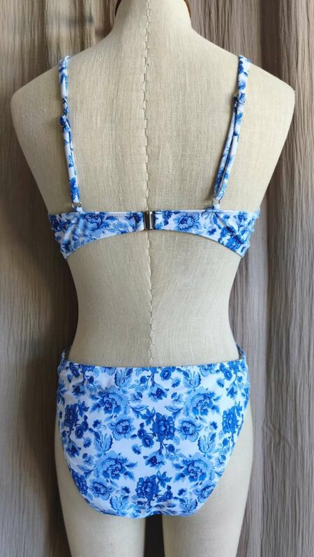 Taille : 38/40 Couleur : Blanc et bleu Imprimé floral Bretelles réglables Fermoir au dos Découpe fantaisie à la taille Neuf, sans étiquette Prix : 7 € Un maillot raffiné qui apporte une touche chic et intemporelle à vos tenues d'été.