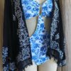 Taille : 38/40 Couleur : Blanc et bleu Imprimé floral Bretelles réglables Fermoir au dos Découpe fantaisie à la taille Neuf, sans étiquette Prix : 7 € Un maillot raffiné qui apporte une touche chic et intemporelle à vos tenues d'été.