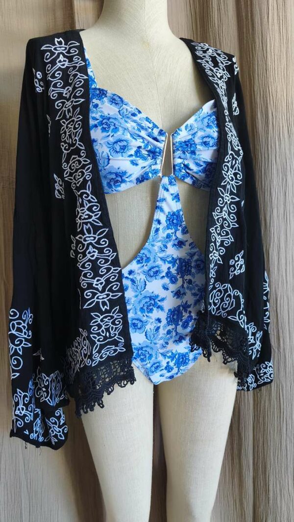 Taille : 38/40 Couleur : Blanc et bleu Imprimé floral Bretelles réglables Fermoir au dos Découpe fantaisie à la taille Neuf, sans étiquette Prix : 7 € Un maillot raffiné qui apporte une touche chic et intemporelle à vos tenues d'été.