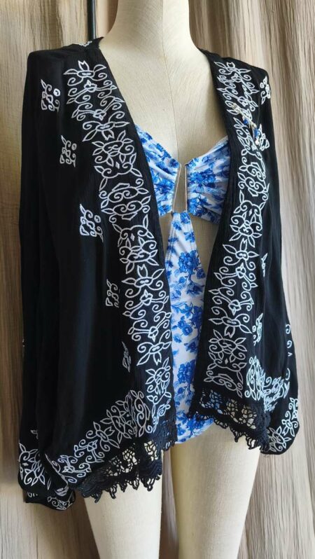 Marque : Babacool Taille : 2 Matière : Viscose (supposée) Couleur : Noir et blanc Broderies contrastantes Finition dentelle Coupe fluide Très bon état Prix : 9 € Une pièce légère et intemporelle, idéale pour compléter un look estival avec élégance.