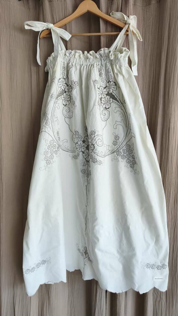 Robe Rose & Marie en nappe brodée ancienne – Taille unique (36 à 42)