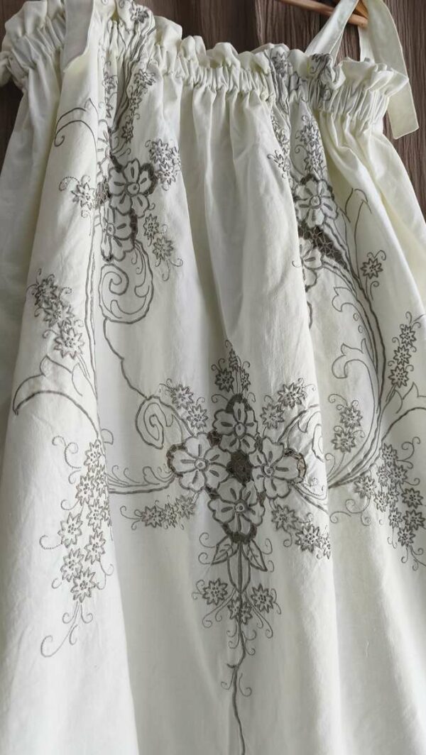 Robe Rose & Marie en nappe brodée ancienne – Taille unique (36 à 42)