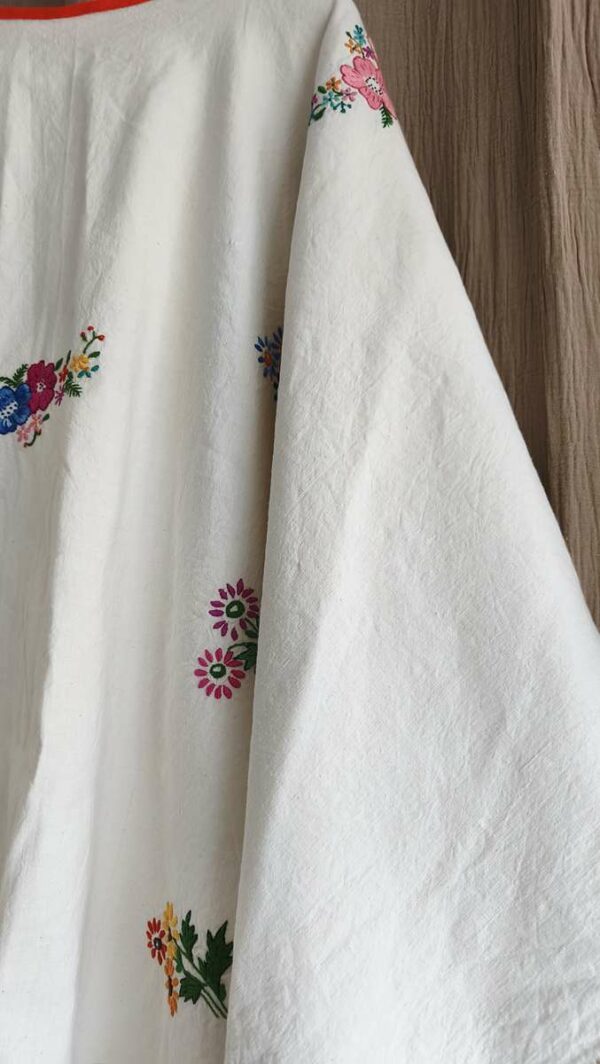 Kaftan Rose & Marie en nappe ancienne brodée – Taille unique