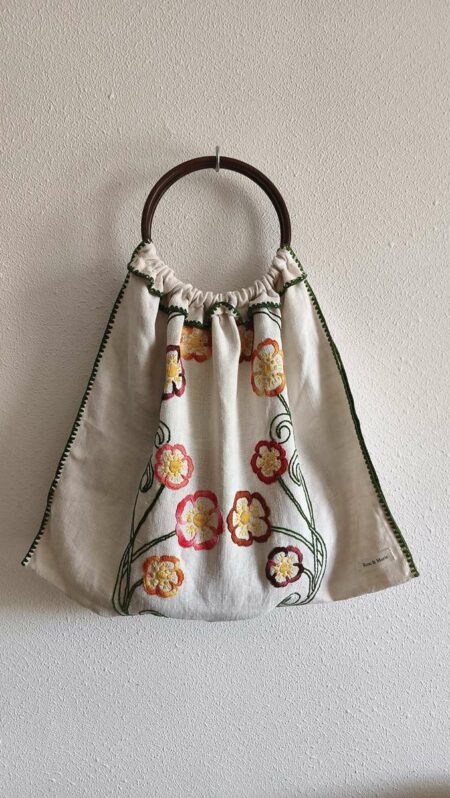 Sac bohème Rose & Marie en nappe ancienne brodée – Anses en bois vintage