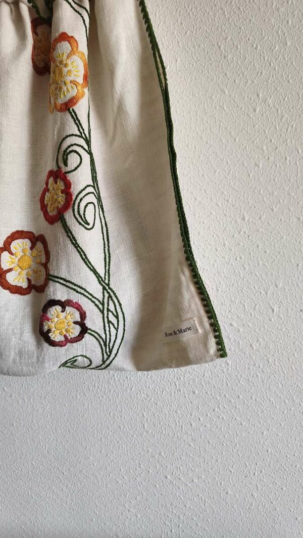 Sac bohème Rose & Marie en nappe ancienne brodée – Anses en bois vintage