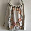 Sac bohème Rose & Marie en nappe ancienne brodée – Anses en bois vintage