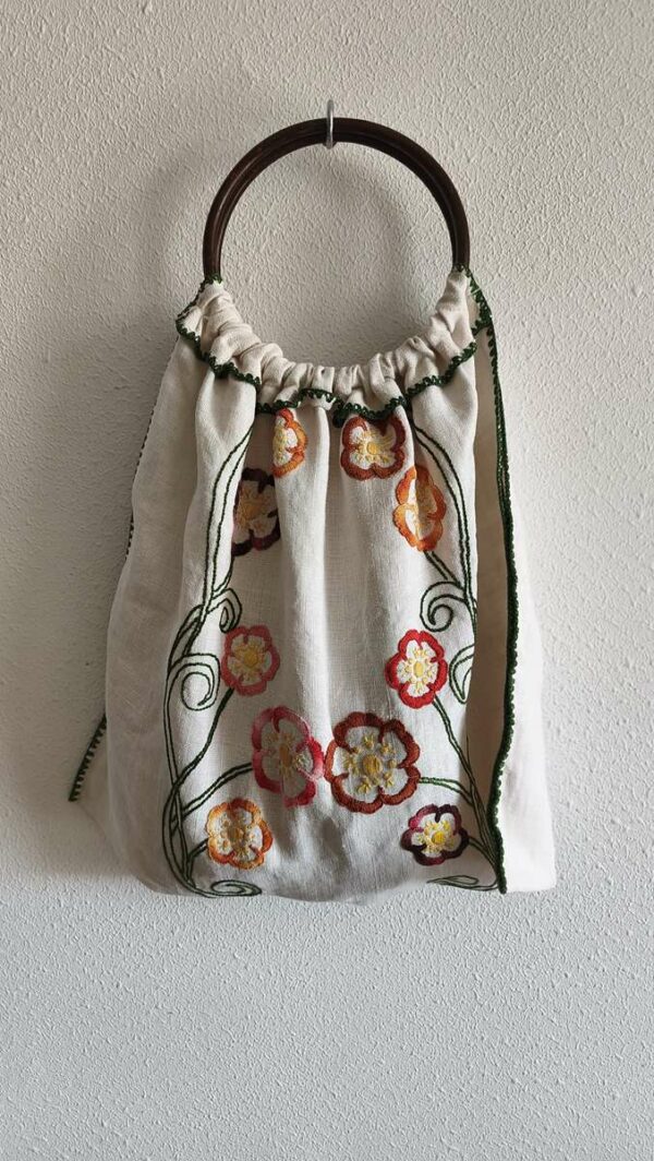 Sac bohème Rose & Marie en nappe ancienne brodée – Anses en bois vintage