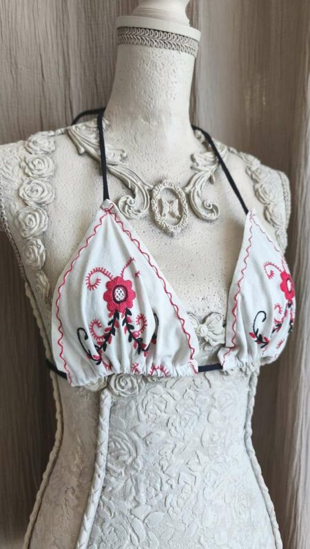 Haut triangle Rose & Marie en napperon ancien brodé – Taille S (36/38)