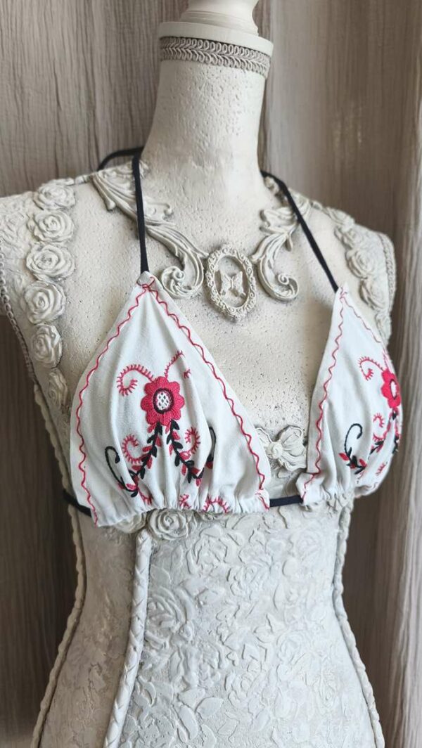 Haut triangle Rose & Marie en napperon ancien brodé – Taille S (36/38)