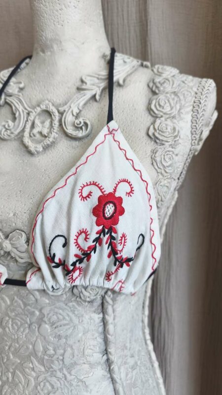 Haut triangle Rose & Marie en napperon ancien brodé – Taille S (36/38)