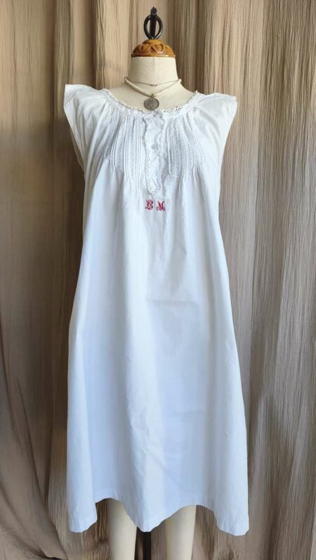 Nuisette ancienne en coton blanc brodée – Taille S à L