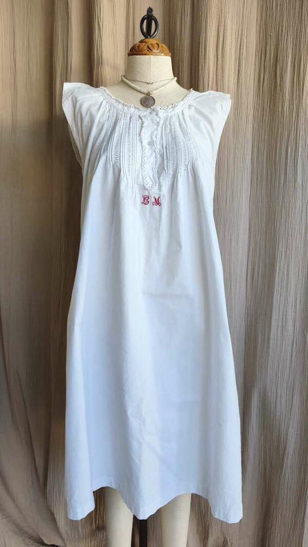 Nuisette ancienne en coton blanc brodée – Taille S à L