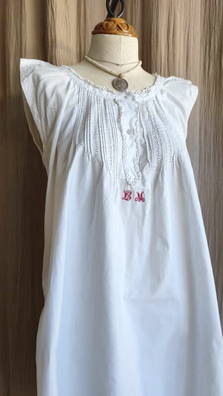 Nuisette ancienne en coton blanc brodée – Taille S à L