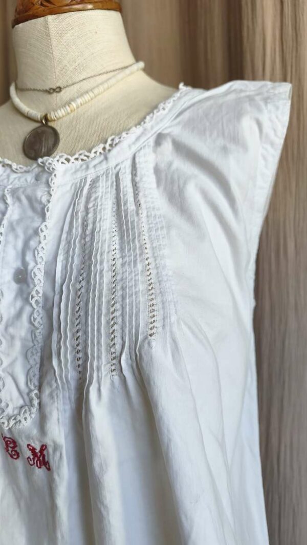 Nuisette ancienne en coton blanc brodée – Taille S à L