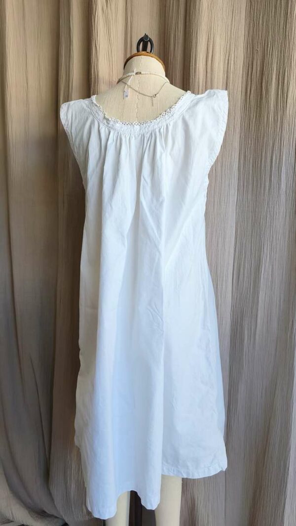 Nuisette ancienne en coton blanc brodée – Taille S à L