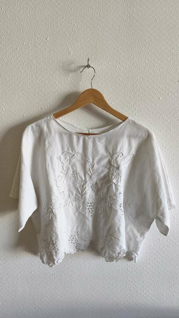 Top brodé en drap antique – Taille unique 38 à 44
